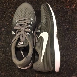 NEW Nike Zoom Pegasus 34 Wnens Size 9 Olive Green